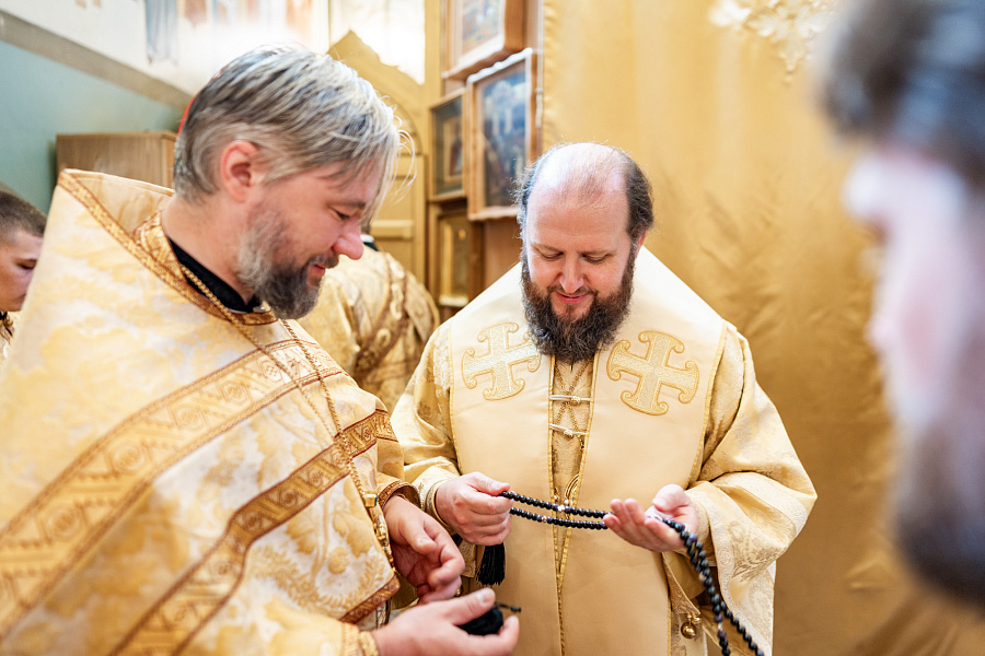 Божественная литургия в Никольском храме посёлка Володарского Ленинского г.о. в день перенесения мощей святителя Николая Чудотворца
